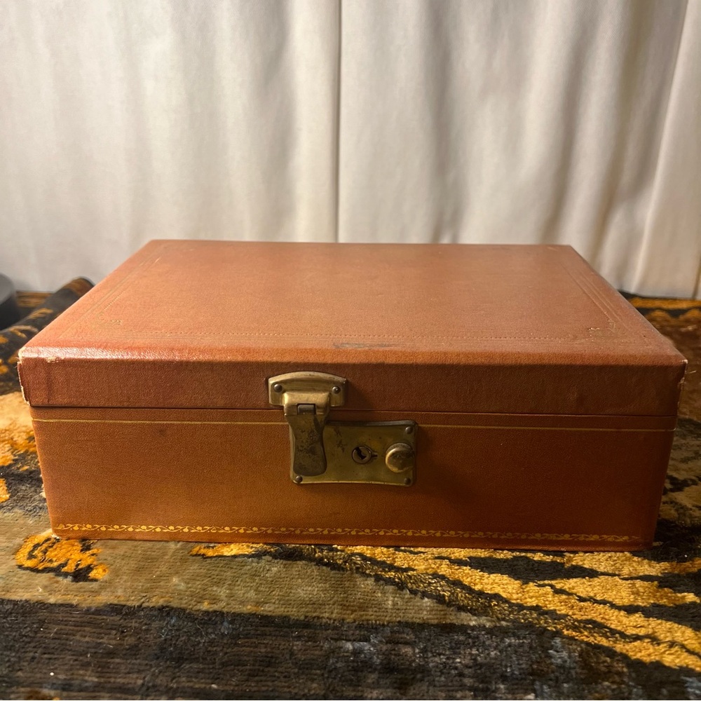 Elegant Vintage Brown Faux Leather Jewelry Box & Green Velvet Lining - Picture 3 of 16